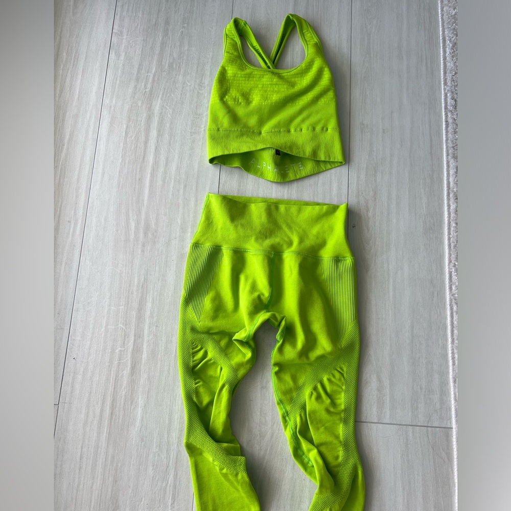 Alphalete vault bra and aero leggings set in green